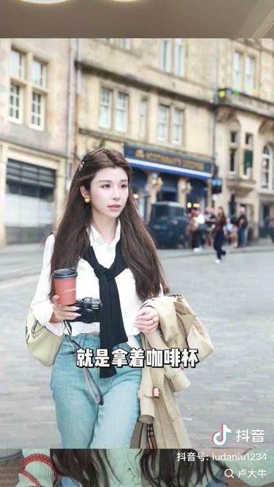 拿着咖啡杯走路抓拍