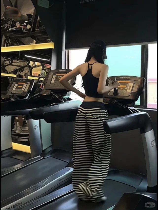 跑步机前 · 条纹阔腿裤