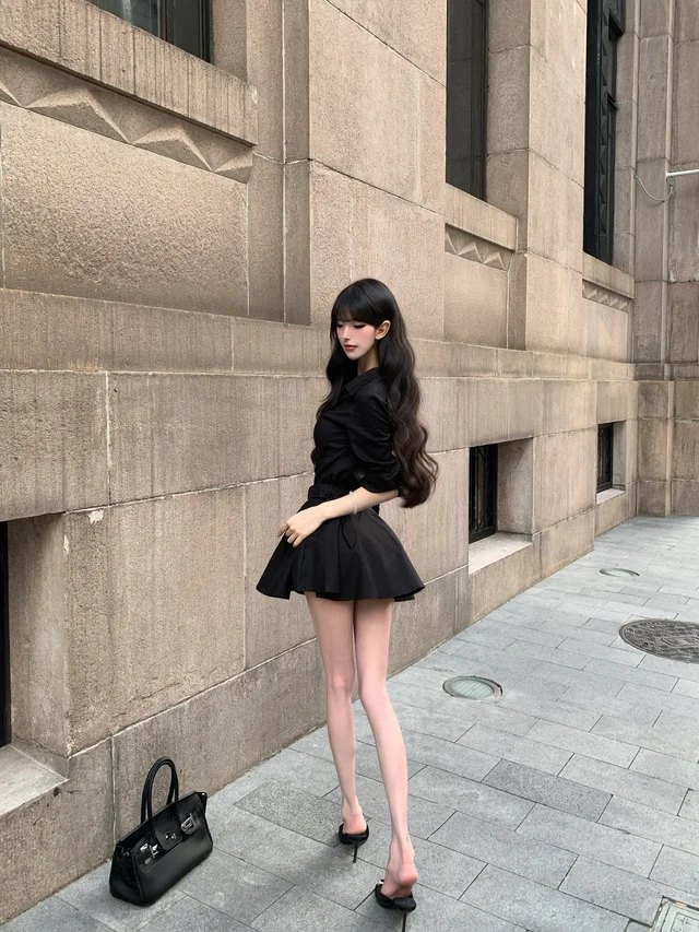 石墙巷 · 黑色蓬蓬短裙