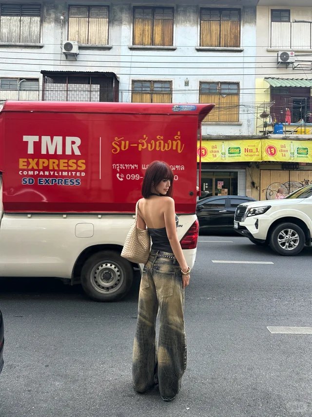 泰国街头 · 工装裤背影