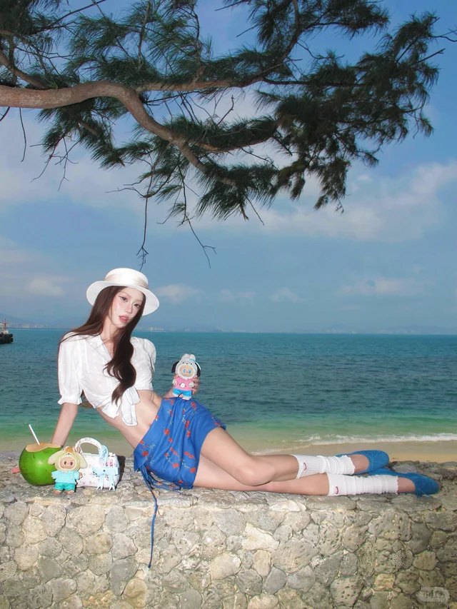 海边石墙 · 白衬衫 + 蓝印花裙
