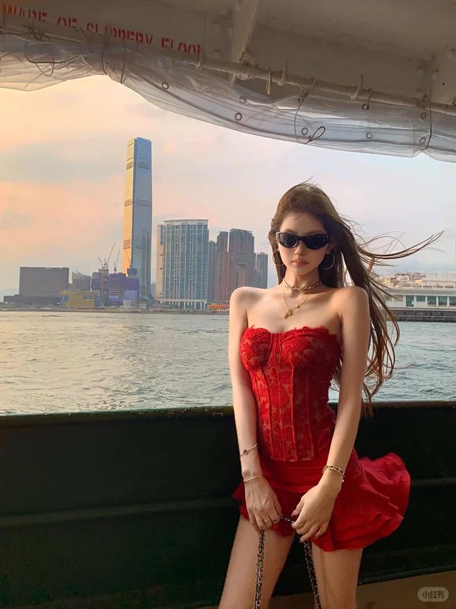 维港边 · 红色束腰裙