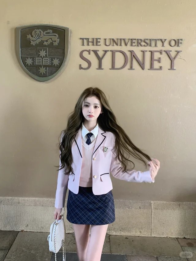 悉尼大学门口 · 粉色学院套装