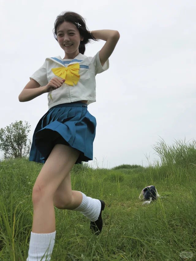 草坡奔跑 · 水手服 + 黄色领结