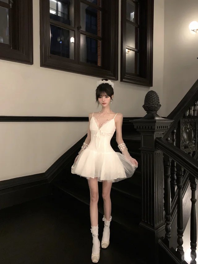 老式楼梯 · 白色芭蕾裙