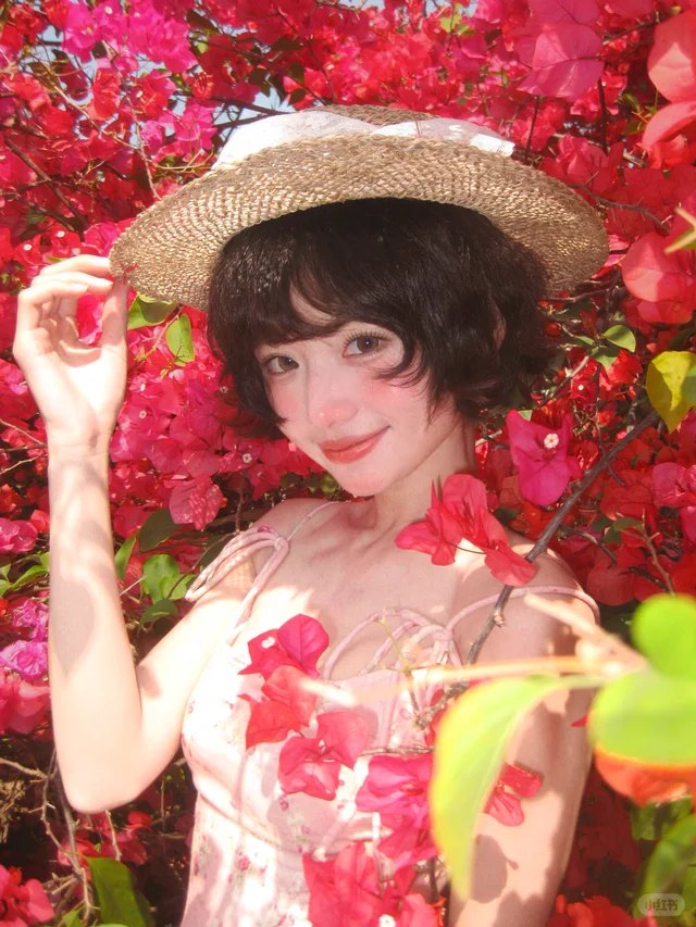 三角梅花墙 · 草帽 + 印花裙