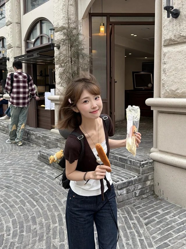 欧式街道 · 手拿面包