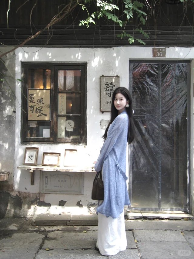 老店门口 · 蓝色开衫 + 白裤