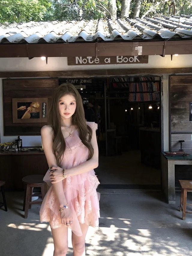 书店门口 · 粉色纱裙