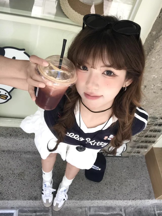 俯拍自拍 · 球衣裙 + 冷饮