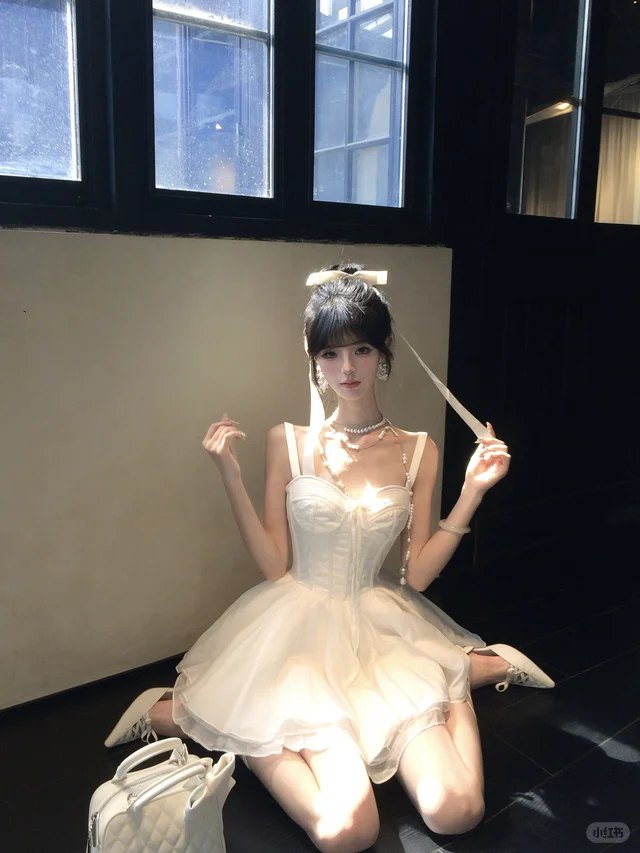 暗调室内 · 白色芭蕾裙