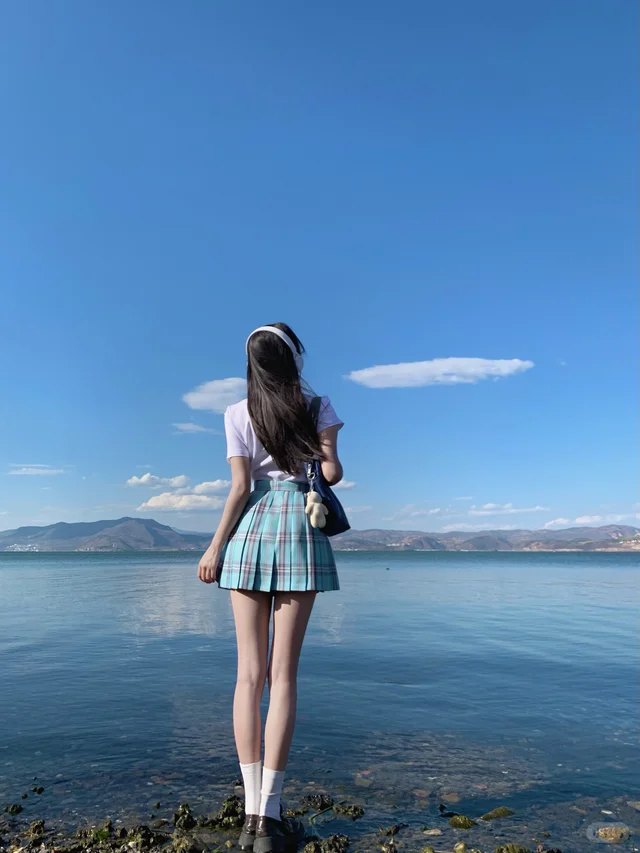 洱海边 · 蓝绿格纹裙
