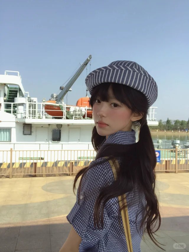 码头 · 贝雷帽 + 格纹泡泡袖