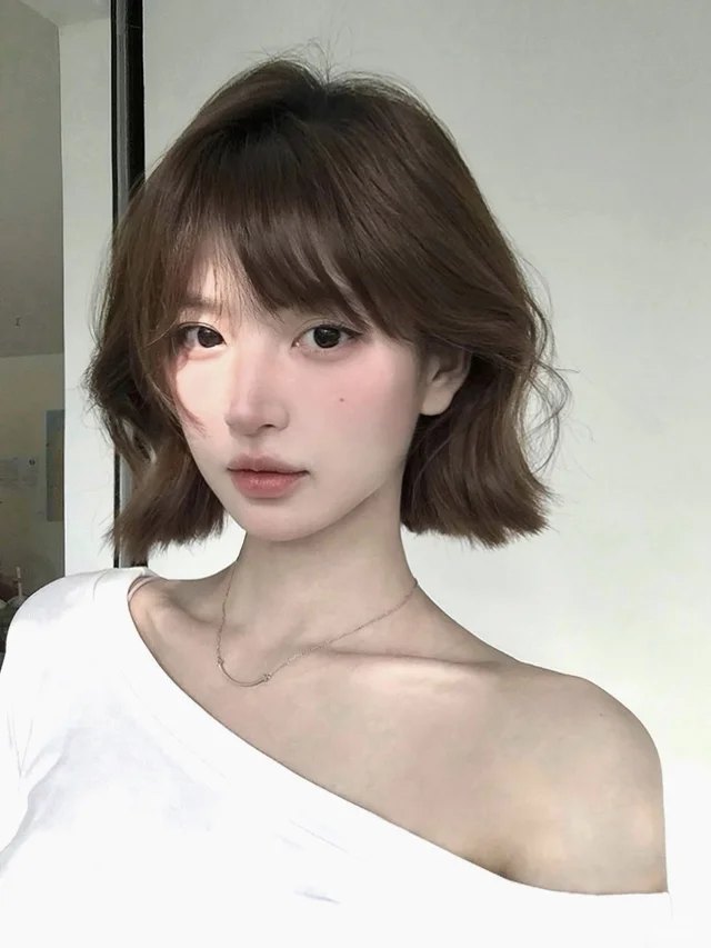 短发特写 · 白色斜肩上衣