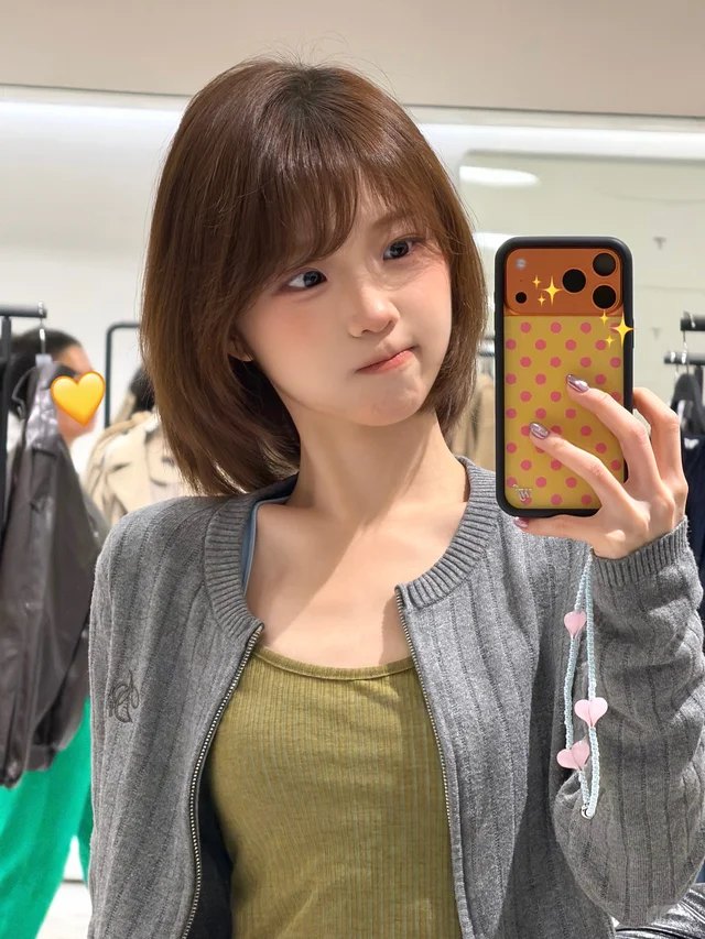 试衣间自拍 · 灰开衫 + 军绿背心