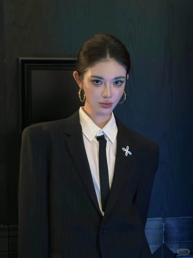 黑西装 + 领带 · 暗调半身