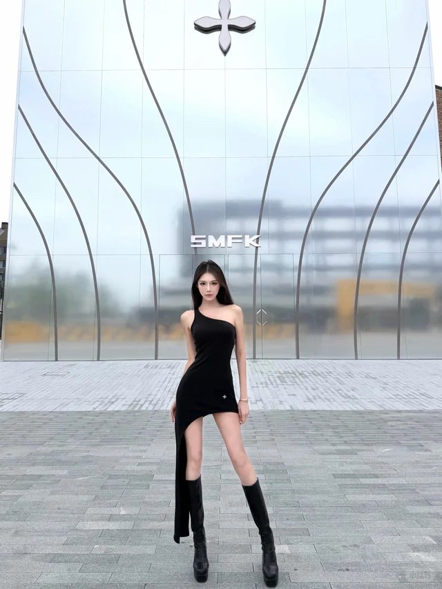 曲线幕墙 · 黑裙长靴