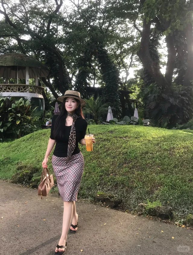 公园小径 · 格纹裙 + 草帽