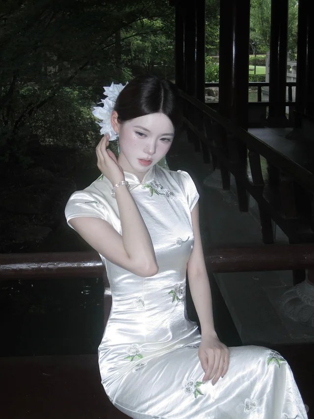 木廊坐姿 · 白色旗袍