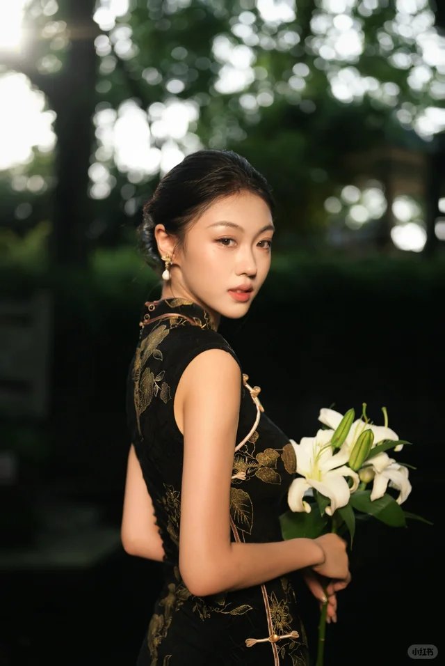 逆光树下 · 黑色织金旗袍