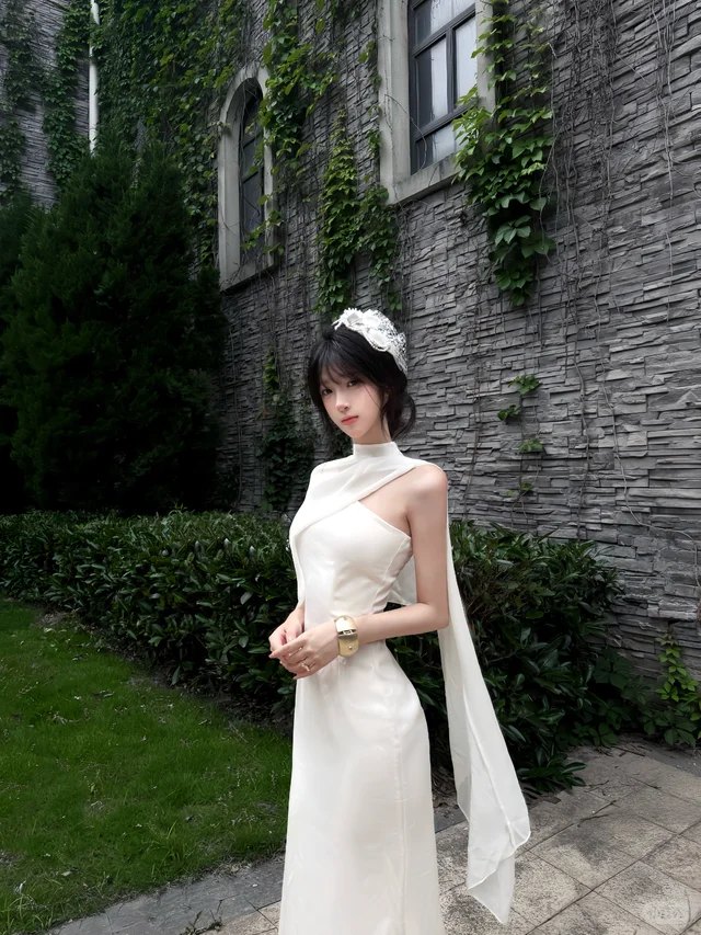 爬藤石墙 · 白色斜肩长裙