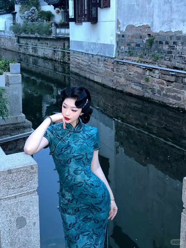 水乡河道 · 蓝色旗袍
