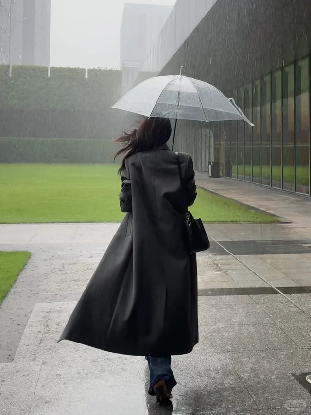 雨中背影 · 黑色长风衣