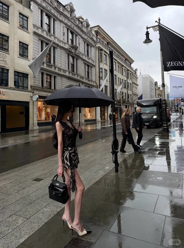 伦敦雨街 · 黑伞侧身