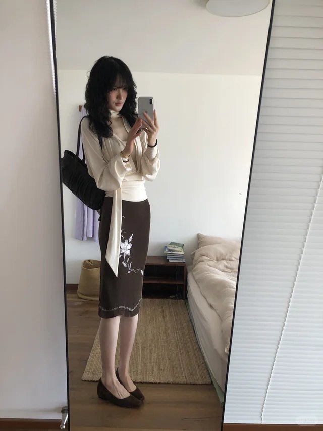 穿衣镜前 · 针织 + 印花裙