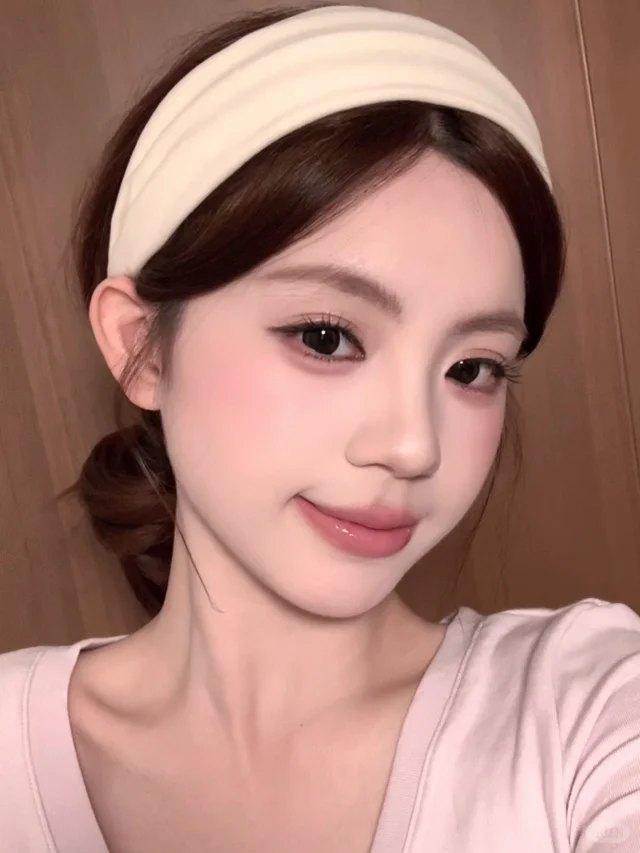 粉丁香初恋妆：暖粉 + 圆润 + 发带