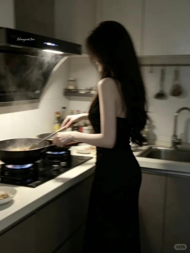 正在做饭：专注侧脸 = 无攻击性 + 会做事