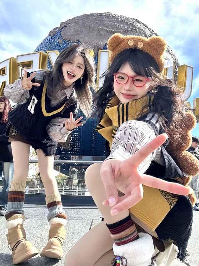 双人合影：动作要错开，别并排站