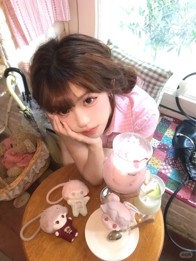 趴桌托腮