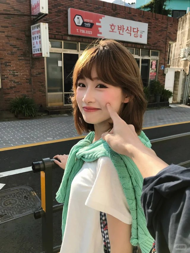 戳脸 + 眨眼