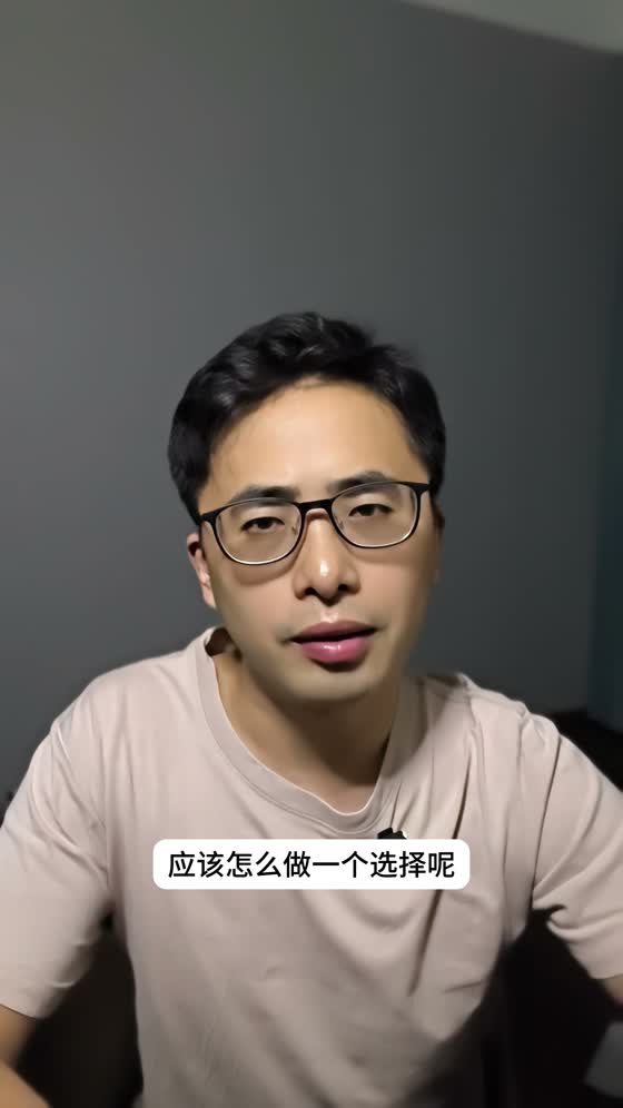 真人镜头，字幕：像我平时自己有在用一个ai平台